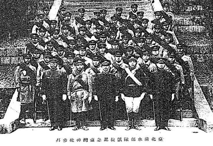 鎮壓霧社事件衝突後臺北方面支援部隊至臺灣神社參拜照