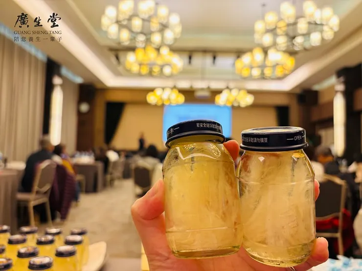 會站立的燕窩-75mL一天一瓶一手掌握，剛剛好！看的到條條站立在瓶中的盞絲(此照片為114年4月活動現場拍攝) （照片提供：廣生堂集團）