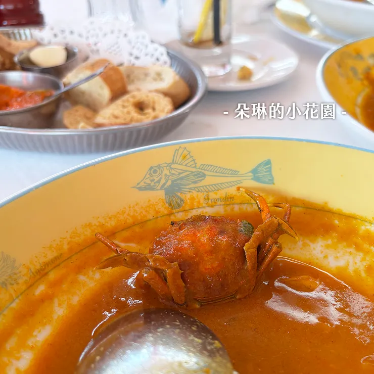 吃完發現有隻超級迷你的小螃蟹（請用旁邊湯匙當比例尺），完全不知道怎麼啃。