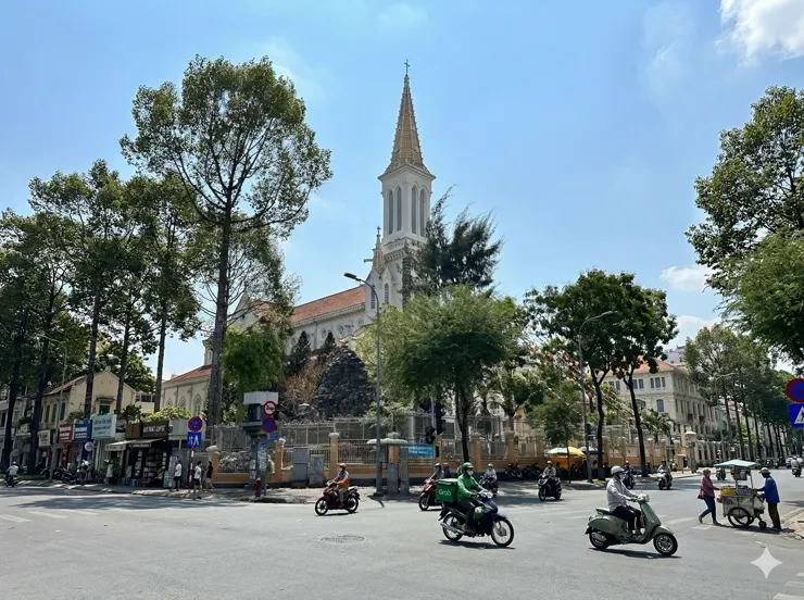 女裝街附近的教堂 Nhà thờ Huyện Sỹ