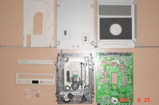 這是分解後的 CD-ROM