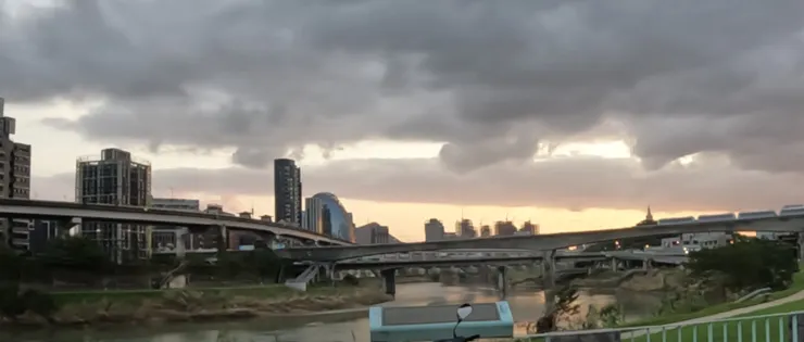 左前方是南港，右前方是內湖。