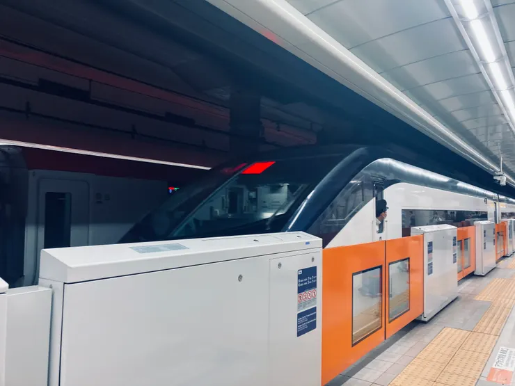 目送我們搭的skyliner離開