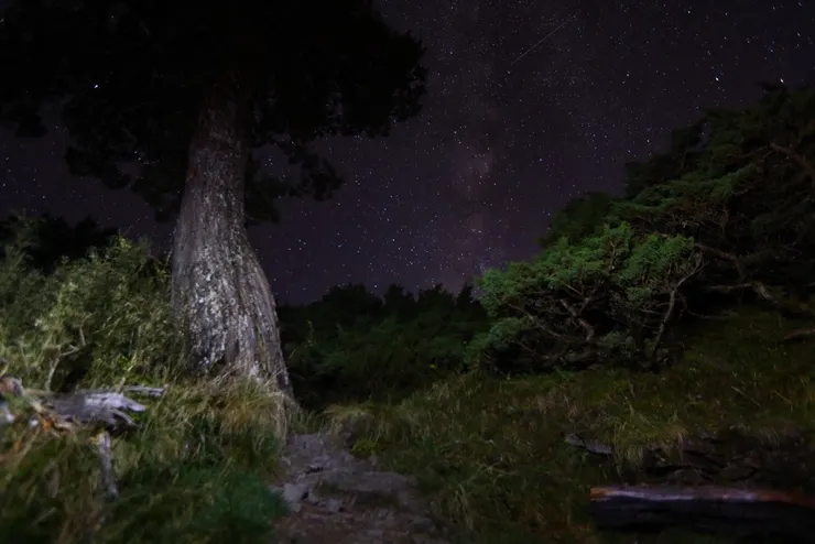 雪北山屋前的滿天星空和流星