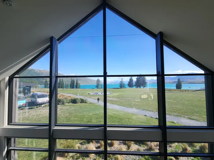 Lake Tekapo YHA 是我紐西旅行中最喜歡的一間住宿了，位置絕佳，還有一大片面湖的落地窗