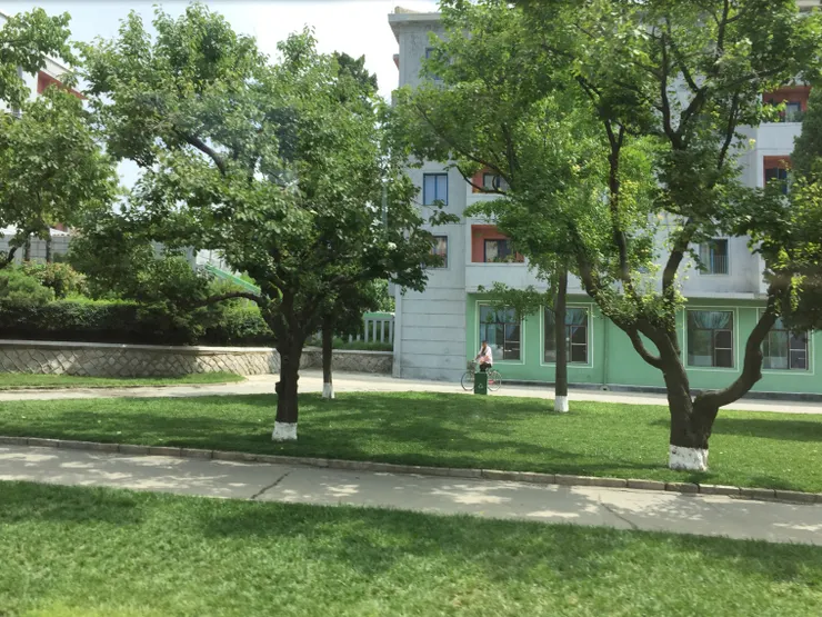 平壤國際機場快速道路民居