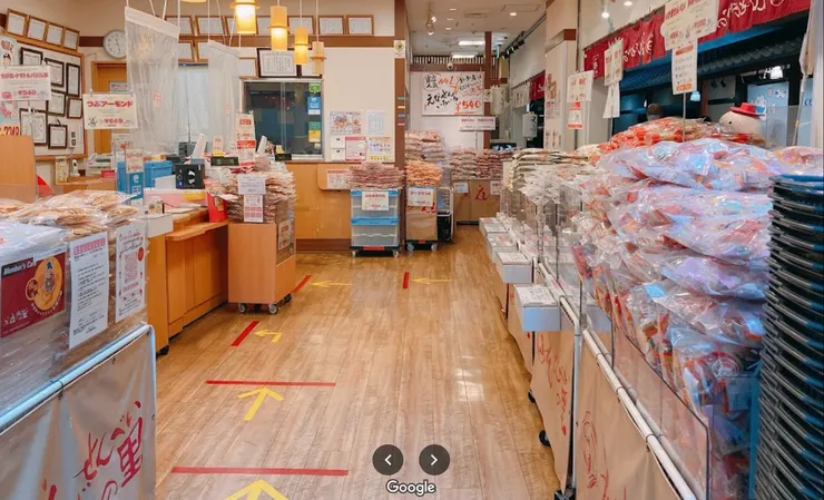 店內擺滿各種口味的蝦餅！很壯觀！