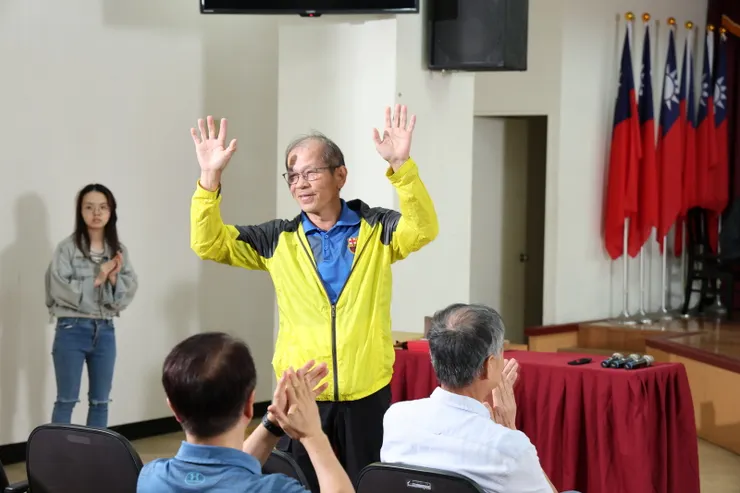 【茶會開始，介紹退休人員。雖然有6人退休，但來參加的只有JB與樹吉。】