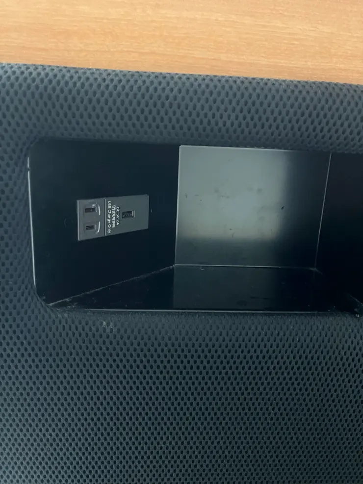 附一個USB充電孔跟一個插座。