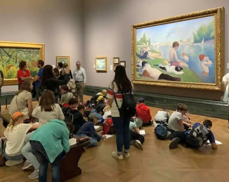 在台灣很難有這樣的環境讓孩子在正確的角度仰視作品,大多展覽環境不允許、或者美術老師大多也不知道該畫作正確的觀看角度是哪裡