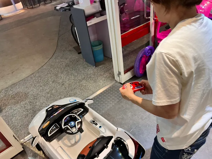 家長可以藉由遙控器遙控車車，與寶貝同樂