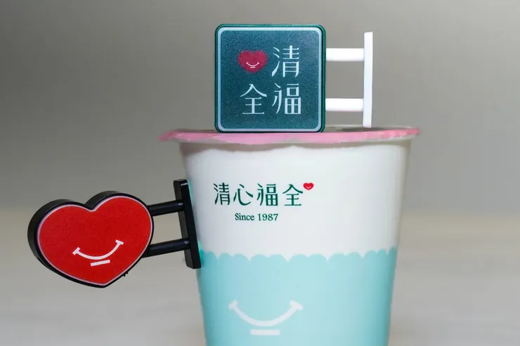 圖說：將門市招牌化為小巧發光磁鐵，不僅充滿品牌記憶，也成為飲料控喜愛的療癒收藏。（資料來源：清心福全）