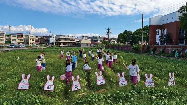 ▲南隆國中將食農教育融入學習領域及校園生活中，引導國中生認識家鄉產業特色。冬季校田白玉蘿蔔收成，學生開心採摘。（照片提供／高雄市南隆國中）
