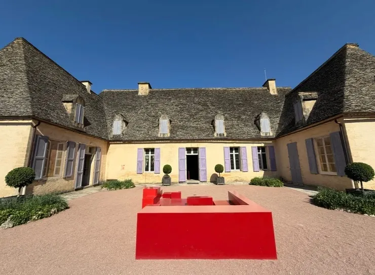 很多領隊都會站在枱上，講述城堡歷史