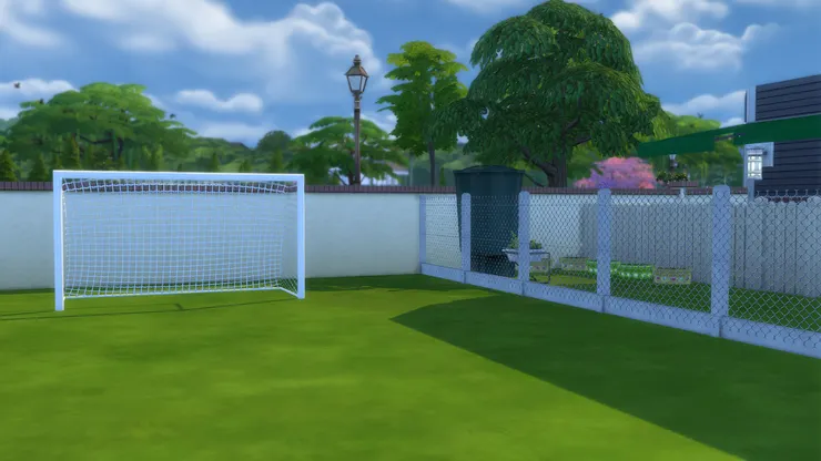 不過這個足球場沒有畫線。真正的足球場地上好像有些線，不過細節別太計較了。