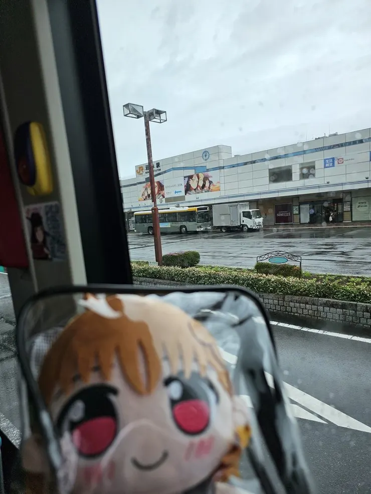 千歌ちゃん與車站合照，拼盡全力無法戰勝反光。