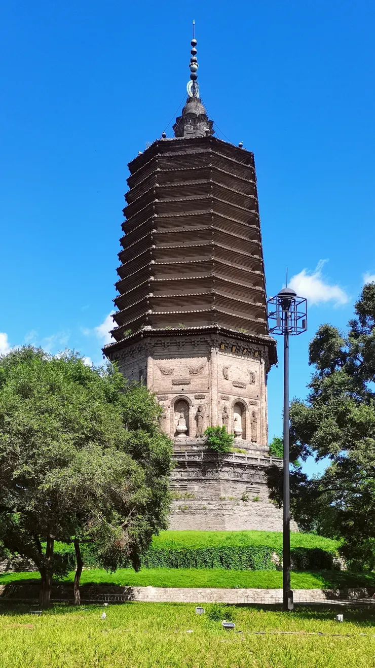 遼陽白塔，傳說建於遼金時期。Wiki Commons, "辽阳白塔远景.jpg"