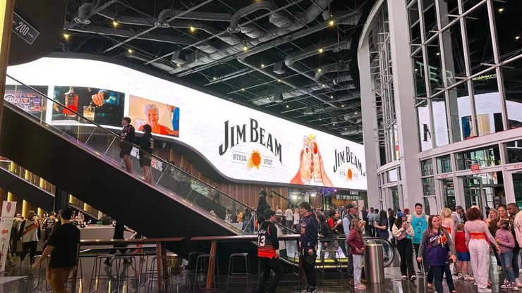 挑高設計,在人潮蜂湧的情況下看起來仍很寬闊,沒有擁擠感(圖/躲貓貓)