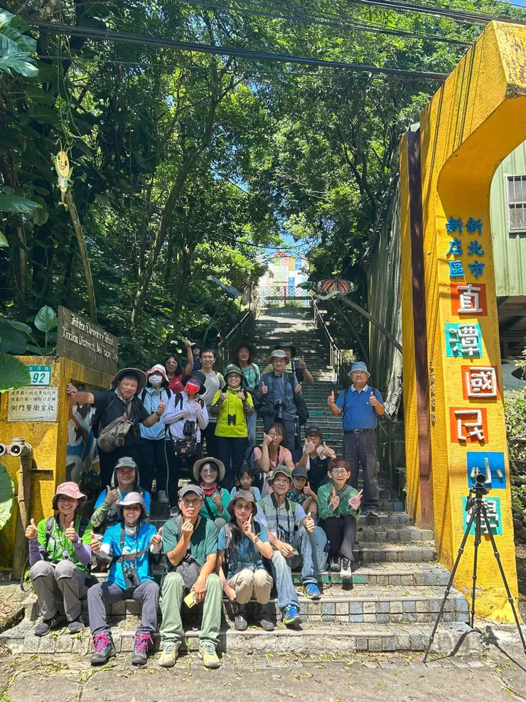 圖 09 行經校門再來一張大合照