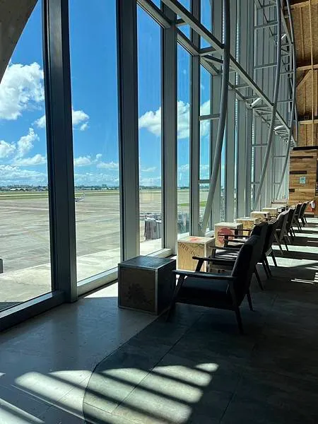 國際機場的一個落地大窗