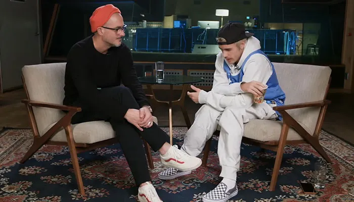 採訪中當他提到Billie時，回想起過往經歷，肢體是不會騙人的，他雙手環抱自己，說到一半還停下來拭淚。