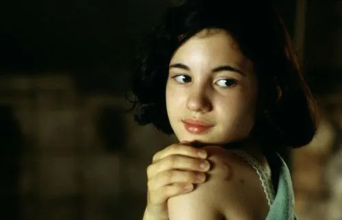 肩上的月亮胎記證明了奧菲莉亞是地下王國的公主，也是月亮女神的女兒。