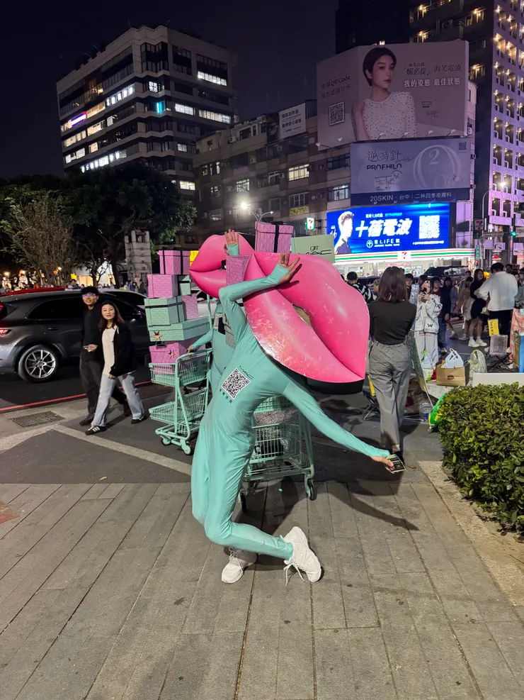 MAC很吸睛的模特，本來在脆上看到別人分享，今天看到本尊啦