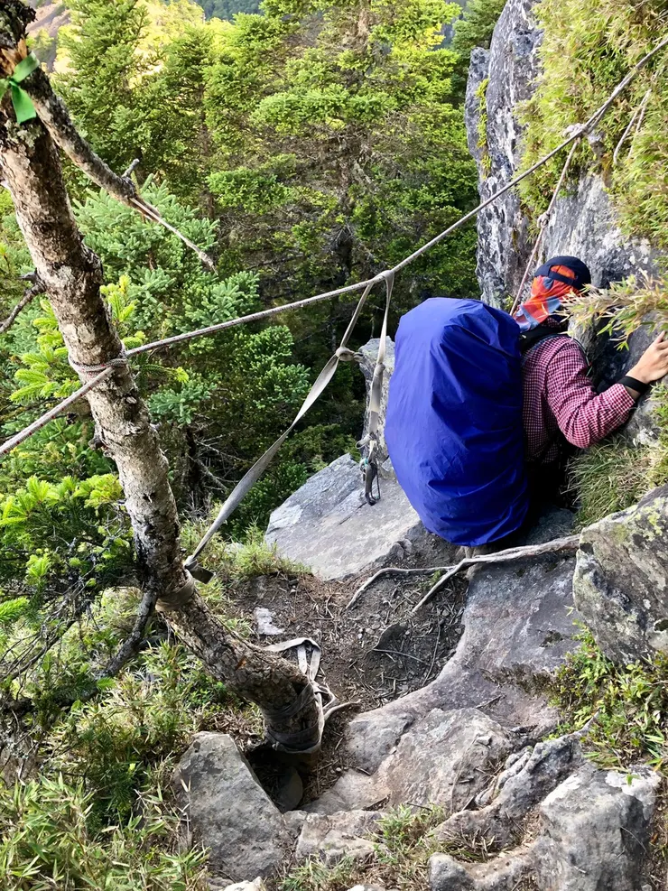 此路段較為窄狹，容易卡包，必要時可以人包分離。