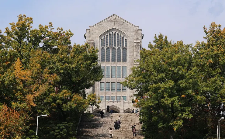 在韓國，如果是出身於ＳＫＹ之流的名校，那往往能讓同事肅然起敬。圖為名列ＳＫＹ之首的韓國名校首爾大學（圖源／heyfanila@Shutterstock）