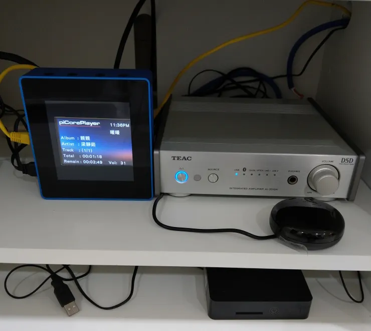 撥放音樂或YouTube串流時會顯示媒體的資訊,不過字太小了,意思到了就好,實用性不大!