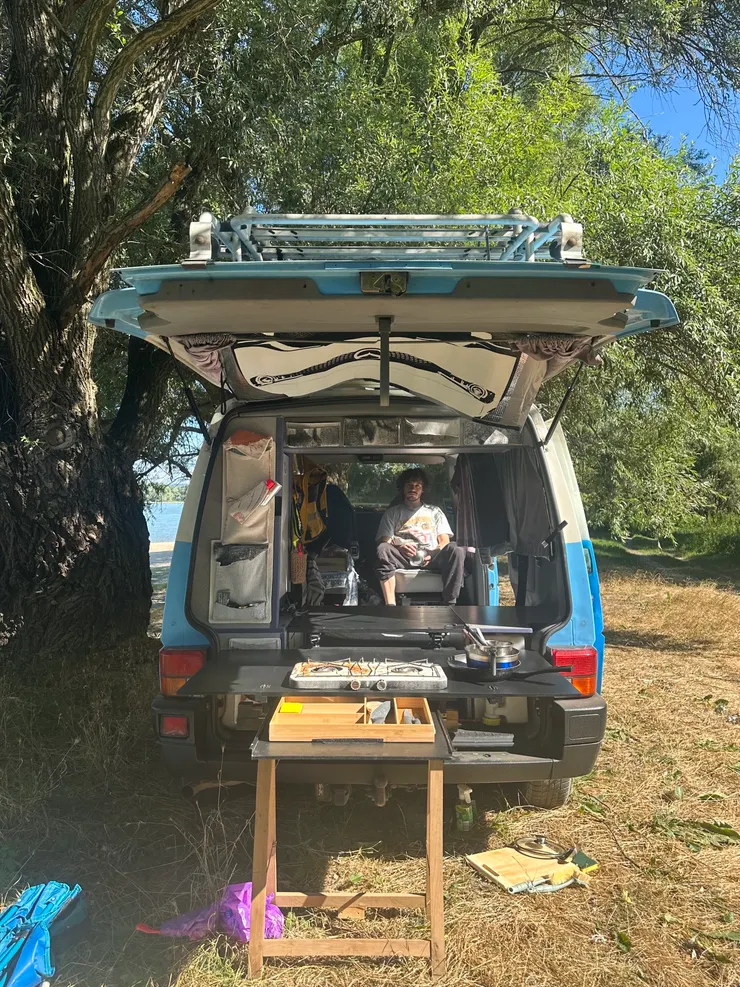 大概就是這樣煮飯，把後門打開的樣子