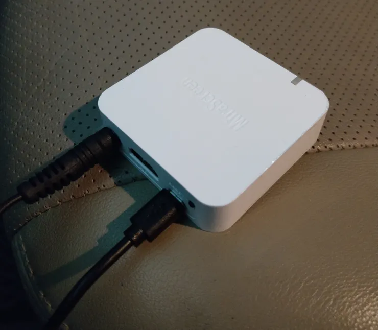 左邊是AV端子輸入只接黃色接頭，中間是HDMI，右邊是microUSB電源輸入。