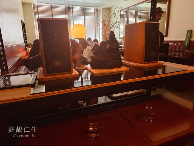 陳架上 展示了一些老件及音響