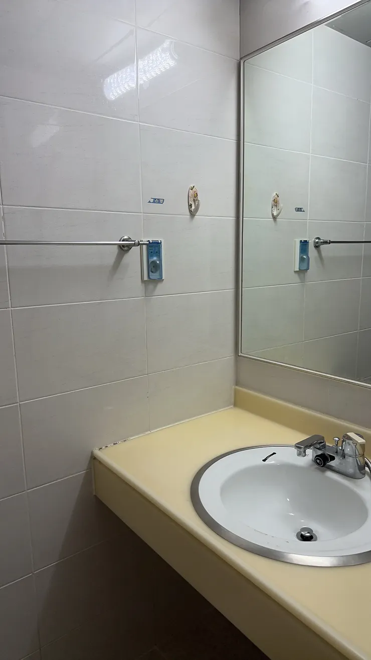 衛浴設備設在房內，蓮蓬頭與水龍頭是共用的