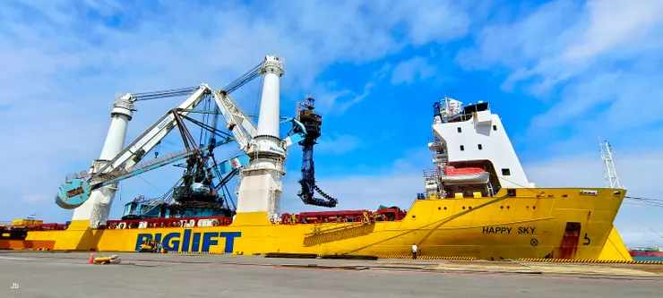 【海吊船如期抵達這過程難得一遇,看你順利離港心中大石總算落地!停在台中港31號碼頭的5號卸煤機,換個角度拍。】