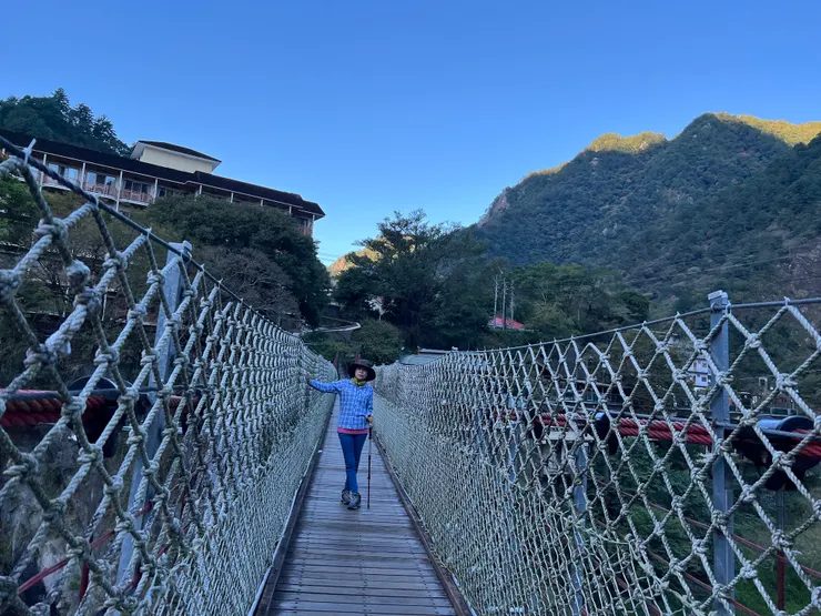 清晨的陽光悄悄地的爬上山頭