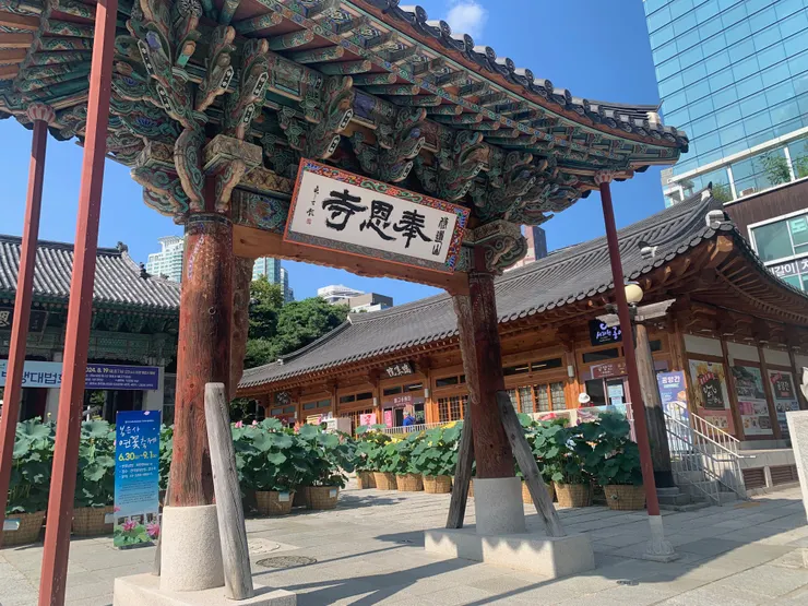 奉恩寺種了許多荷花，寧靜舒服。最重要是，圖中偏右的矮房子就是紀念品店，我買了一個很特別的風鈴。