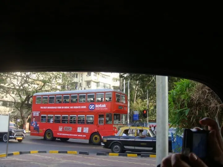 孟買市區，繁忙的交通，也是有貧有富