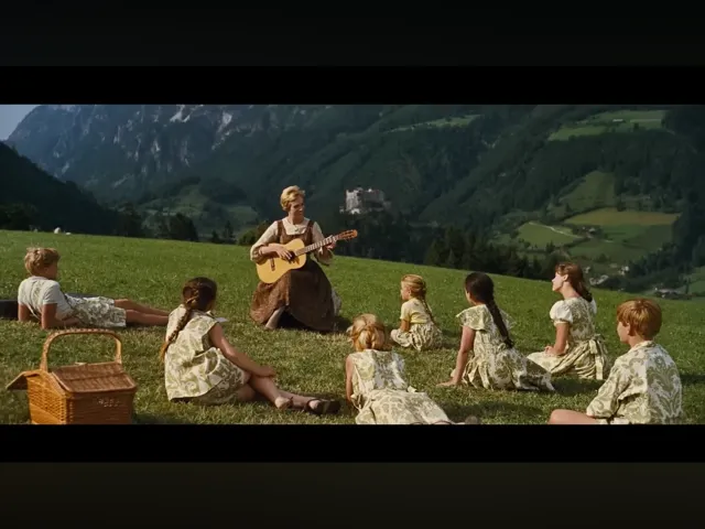 Maria 在山谷中彈吉他，教 Von Trapp 孩子們唱 Do-re-mi ，點開連結，大家一起來唱歌!  (網路影片截圖）