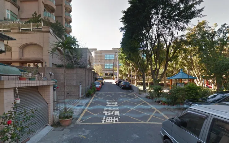 溪水從左方大樓地底，流往右方的萬盛公園