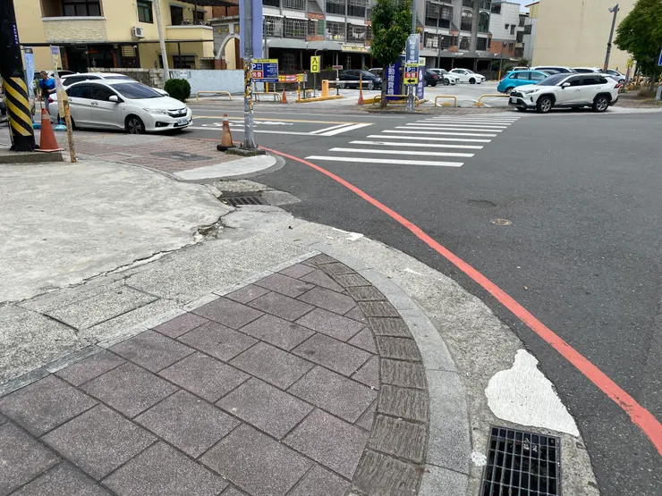看對面，轉角違停 VS 10分鐘免費停車場
