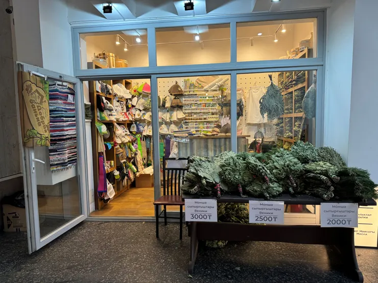 三溫暖小商店一景