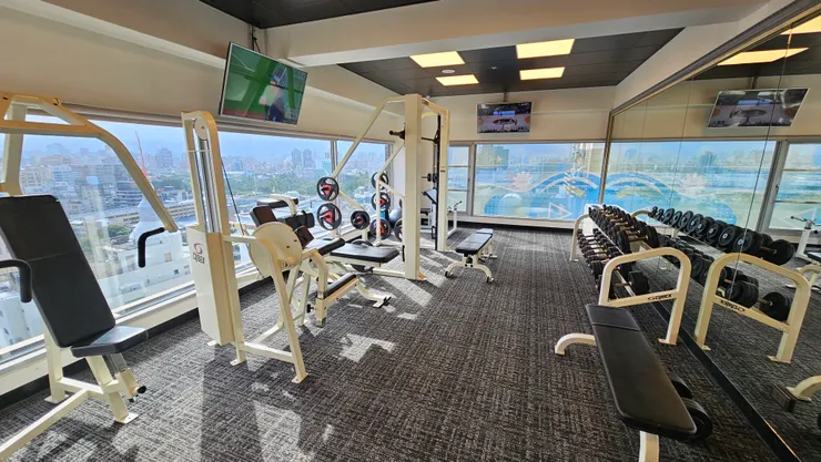 台北花園大酒店頂樓16樓的健身房採光極佳我超喜歡!窗外的台北市美景一覽無遺!