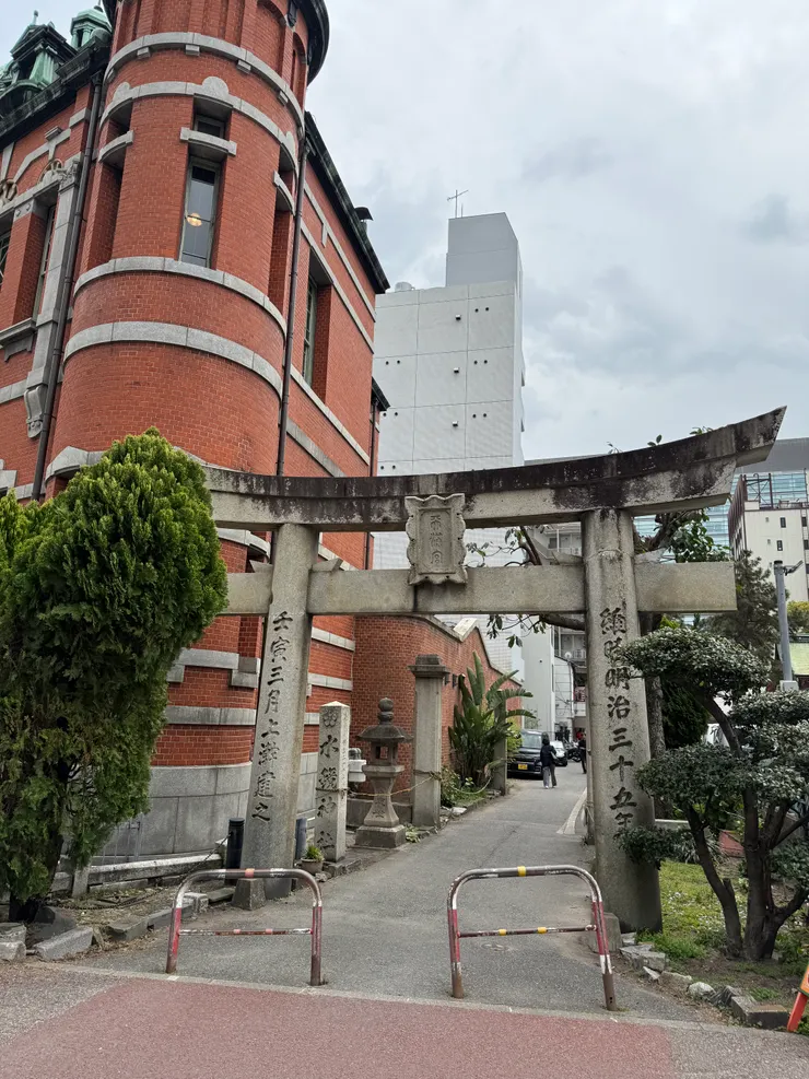 等車時到旁邊的鳥居看看