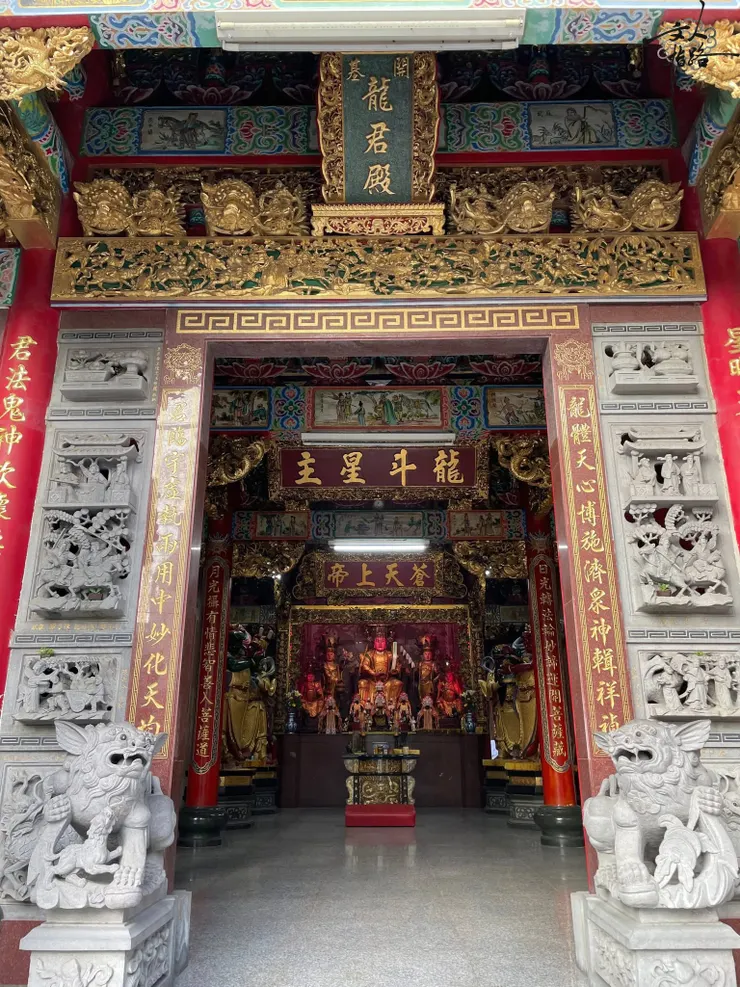 牆上浮雕與石獅工藝之美（圖片截圖於網路）