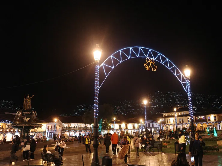 有著聖誕燈飾的武器廣場