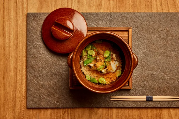 畫下充滿鮮味與春天氣息句點的「鹽烤櫻鯛釜飯」，保有魚肉最原始的鮮味與油脂，搭配日本山形縣頂級輝映米，散發溫潤而深層的好滋味。