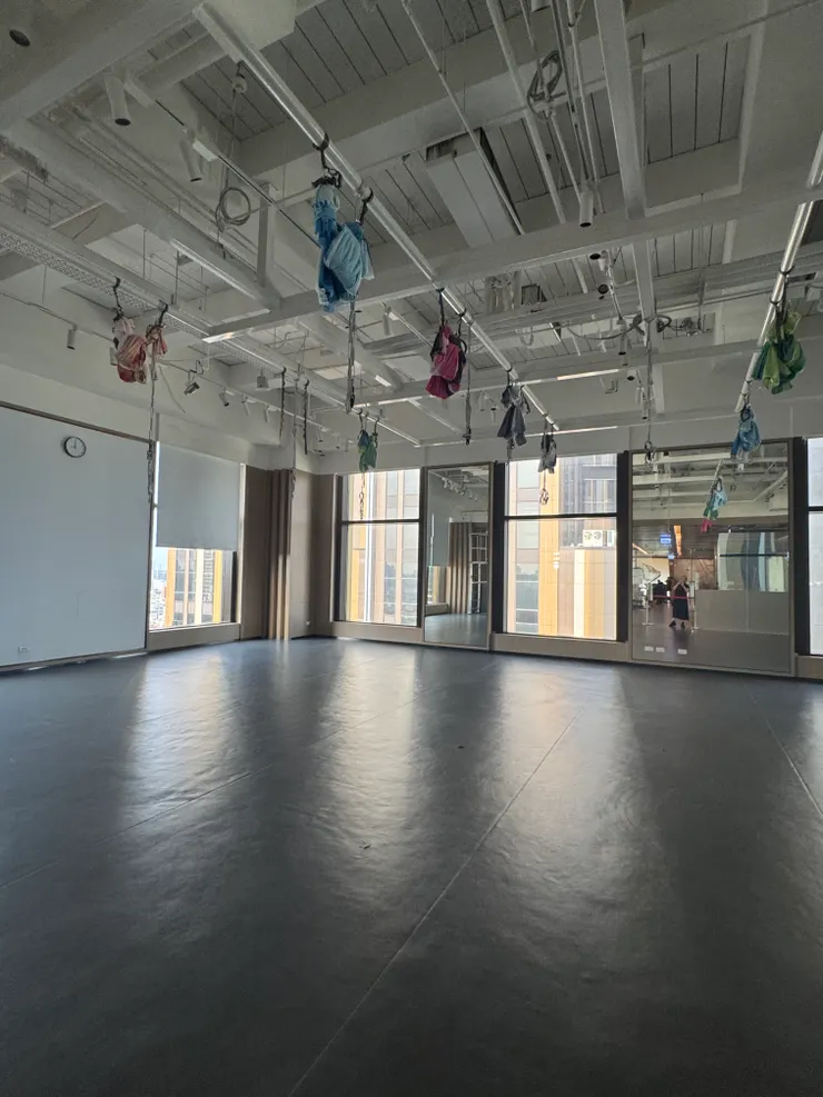 專業的瑜伽教室以及空瑜掛布