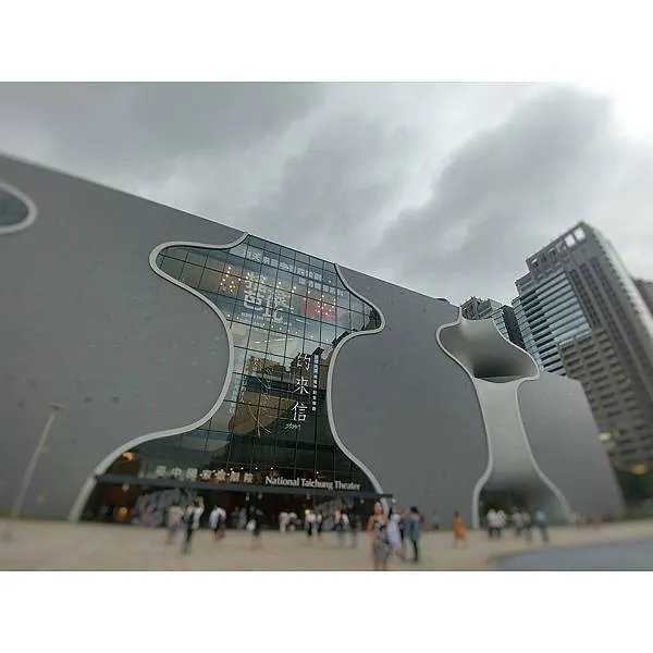 歌劇院正門口的玻璃帷幕外牆“夏天來台中看音樂劇—深情韓國系列”廣告