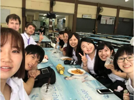 Karen於泰國交換時與同學的合影 圖/Karen提供。